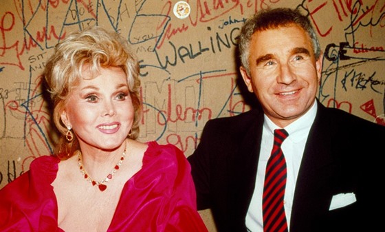 Hereka Zsa Zsa Gaborová a princ Frederic von Anhalt (1. ledna 1990)