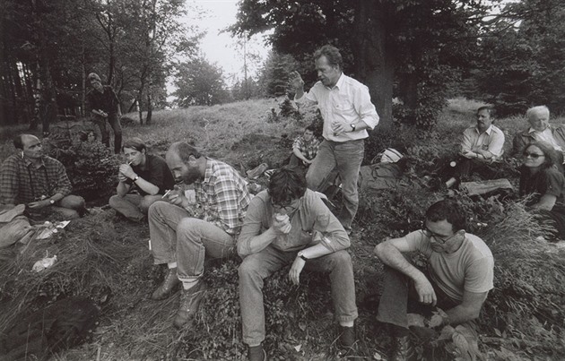 Nevypadají zrovna jako praví turisté. Václav Havel, Alexandr Vondra, Jáchym...