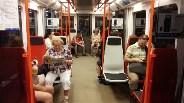 Nové sedaky v metru na trase C