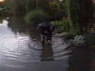 Po bouřce na zahradě máme opět jezero. Letos už po několikáté. Budu asi sadit rýži. A tak to tu máme každý rok někoklikrát... :-( Po bouřce na zahradě máme opět jezero. Letos už po několikáté. Budu asi sadit rýži. A tak to tu máme každý rok někoklikrát... :-(