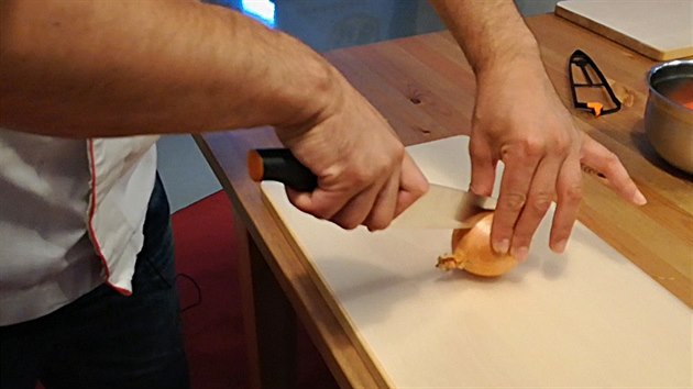 Rozkrojte cibuli podélně napůl a oloupejte slupku. Rozkrojte cibuli podélně napůl a oloupejte slupku.