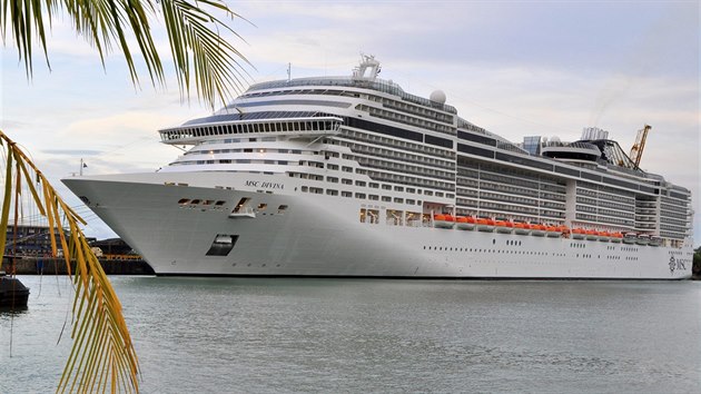 Tropická klasika: MSC Divina v kostarickém přístavu Puerto Limón Tropická klasika: MSC Divina v kostarickém přístavu Puerto Limón
