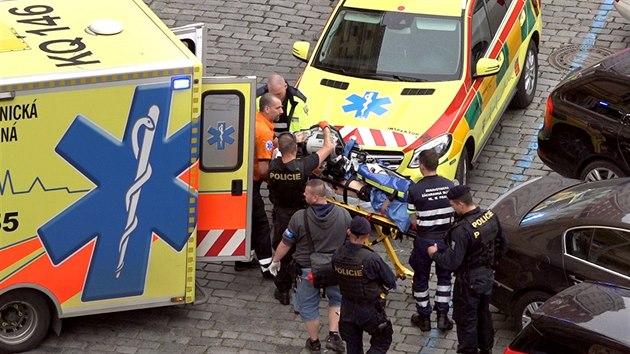 Při přepadení obchodu se zbraněmi v centru Prahy byl zraněn prodavač a... Při přepadení obchodu se zbraněmi v centru Prahy byl zraněn prodavač a...