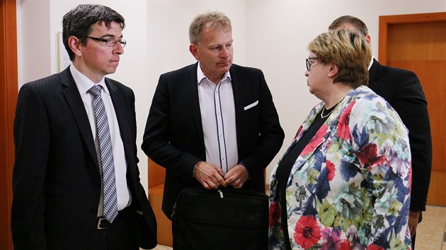 Karel Folber (vlevo), starosta Zdeněk Pištora a Jana Hamplová (zmocněnkyně... Karel Folber (vlevo), starosta Zdeněk Pištora a Jana Hamplová (zmocněnkyně...