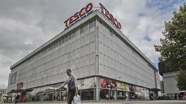 Obchodní dům Tesco na Americké třídě v Plzni. (25. července 2017) Obchodní dům Tesco na Americké třídě v Plzni. (25. července 2017)