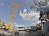 Sundavání a transport 69tunového kusu železničního mostu v ulicích U Prazdroje... Sundavání a transport 69tunového kusu železničního mostu v ulicích U Prazdroje...