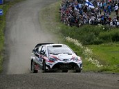 Finsk zvodnk Esapekka Lappi se spolujezdcem Janne Farmem pi Finsk rallye.