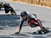 Jezdci na longboardech svištěli až devadesátikilometrovou rychlostí. Jezdci na longboardech svištěli až devadesátikilometrovou rychlostí.