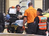 Při přepadení obchodu se zbraněmi v centru Prahy byl zraněn prodavač a... Při přepadení obchodu se zbraněmi v centru Prahy byl zraněn prodavač a...