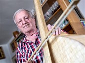 Hudební nástroje ze sirek vyrábí Jiří Bečvář přes 40 let. Na kontrabasu... Hudební nástroje ze sirek vyrábí Jiří Bečvář přes 40 let. Na kontrabasu...
