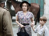 Tereza Voříšková jako maminka ve filmu Po strništi bos