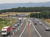 Dopravní omezení na Dálnici D8. Část vozovky je uzavřena kvůli nestabilnímu... Dopravní omezení na Dálnici D8. Část vozovky je uzavřena kvůli nestabilnímu...