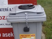 Nádoby na vytříděné jedlé oleje a tuky mají šedou barvu. Nádoby na vytříděné jedlé oleje a tuky mají šedou barvu.