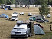 Na Wilsonce ani na obrovsk travnat ploe, kde stoj karavany a stany,...