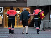 Záchranáři museli ošetřit několik hostů, kteří se nadýchali kouře. Záchranáři museli ošetřit několik hostů, kteří se nadýchali kouře.