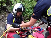 Letečtí záchranáři museli pro čtyřicetiletého turistu, který spadl v údolí Bílé... Letečtí záchranáři museli pro čtyřicetiletého turistu, který spadl v údolí Bílé...