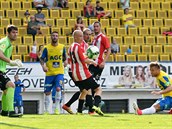 Teplický Daniel Trubač (vpravo) se snaží ohrozit žižkovského brankáře Karla... Teplický Daniel Trubač (vpravo) se snaží ohrozit žižkovského brankáře Karla...
