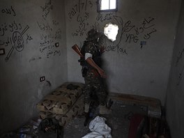 Jednotky SDF v bojch s Islmskm sttem v syrskm mst Rakk (17. ervence...