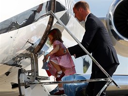 William pomáhal dcerce nastoupit do letadla (21. ervence 2017)