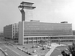 Budova UTB tsn po dokonení (tj. nejspíe 1978 - 1979). Akoli se mimo...