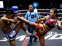 BOJ O PIJETÍ. Transgender bojovnice thajského boxu Nong Rose Baan Charoensuk...