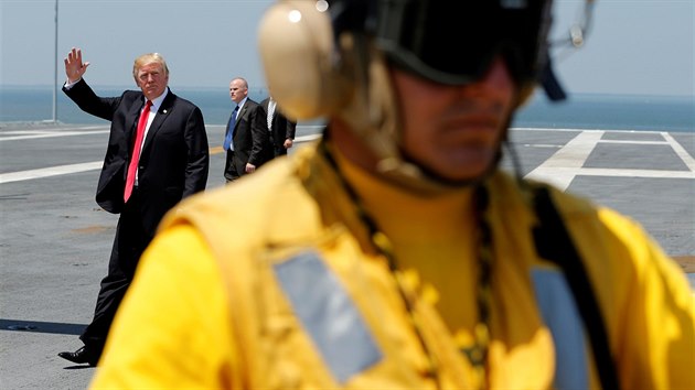 Americk prezident Donald Trump na palub letadlov lodi USS Gerald Ford (22. ervence 2017)