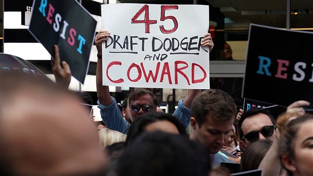 Times Square. Protest proti Trumpov rozhodnut zakzat transsexulm slubu v armd (27. ervence 2017)