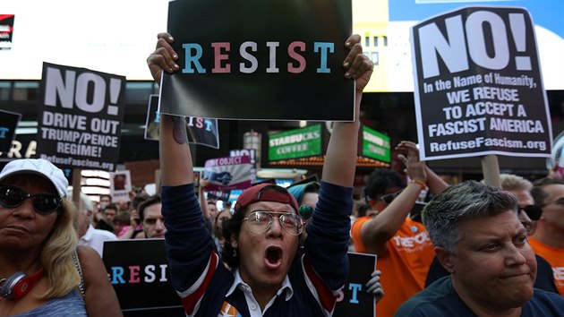 Times Square. Protest proti Trumpov rozhodnut zakzat transsexulm slubu v armd (27. ervence 2017)