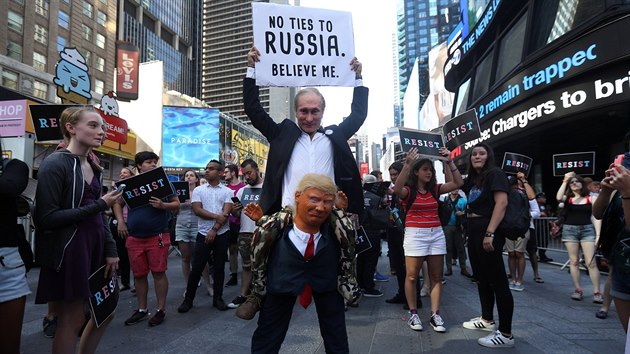 Times Square. Protest proti Trumpov rozhodnut zakzat transsexulm slubu v armd (27. ervence 2017)