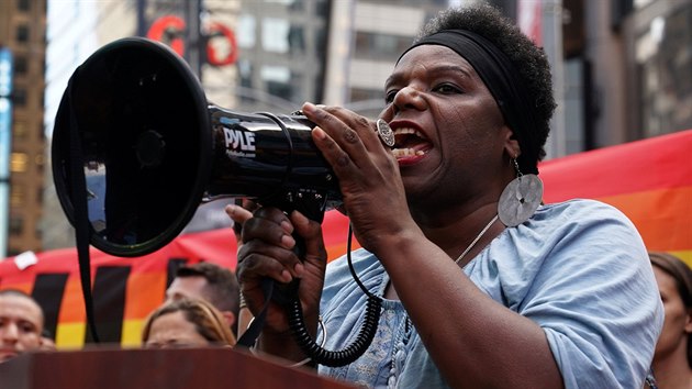 Times Square. Protest proti Trumpov rozhodnut zakzat transsexulm slubu v armd (27. ervence 2017)