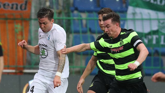 Ronan Finn (vpravo) a Luke Byrne z Shamrocku Rovers se sna zastavit Tome Pikryla z Boleslavi.