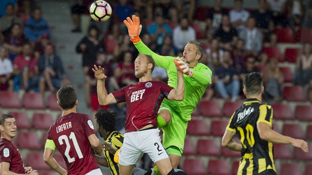 Semih Kaya ze Sparty v souboji s brankem Arnhemu Remkem Pasveerem.