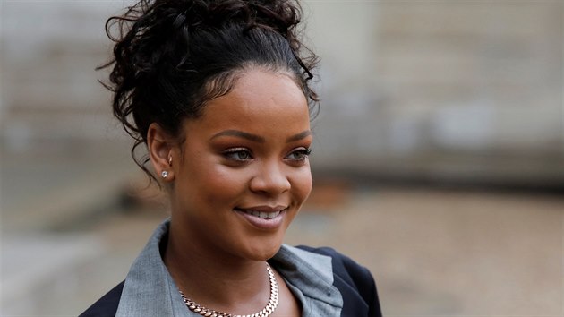 Zpvaka Rihanna se sela s francouzskm prezidentem Emmanuelem Marconem. (26. ervence 2017)