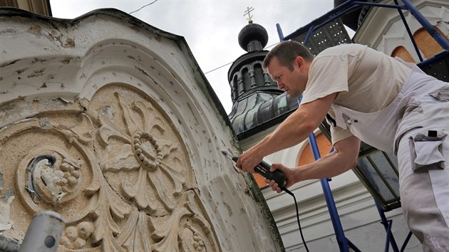 Restaurtoi  odstrauj letit nnosy barev z relifu na vch pravoslavnho chrmu sv. Olgy ve Frantikovch Lznch.