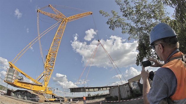 Sundavání a transport 69tunového kusu elezniního mostu v ulicích U Prazdroje...