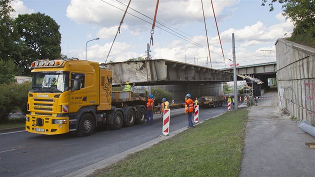 Sundavn a transport 69tunovho kusu elezninho mostu v ulicch U Prazdroje a Rokycansk v Plzni (22. ervence 2017).