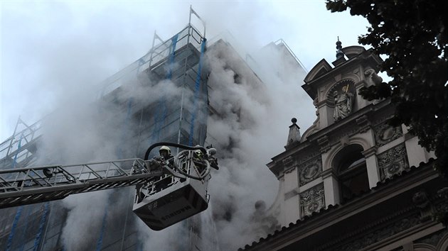 Hasii likvidovali por plachty leen hotelu Juli na Vclavskm nmst v Praze. Z objektu museli evakuovat 72 lid (24.7.2017).