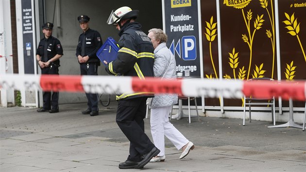 V supermarketu v nmeckm Hamburku zatoil mu noem na zkaznky (28.7.2017)