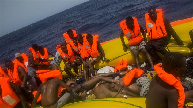 Zchrani ze panlsk organizace Proactiva Open Arms zajistili u libyjskch beh plavidlo se 167 osobami, z nich 13 bylo mrtvch (25. ervence 2017).