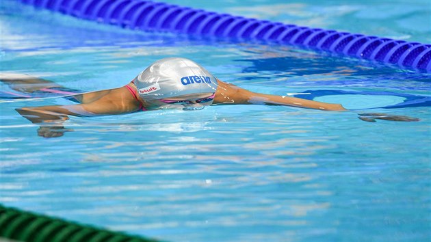 esk plavkyn Martina Moravkov pi rozplavb na 100 metr prsa na MS v Budapeti.