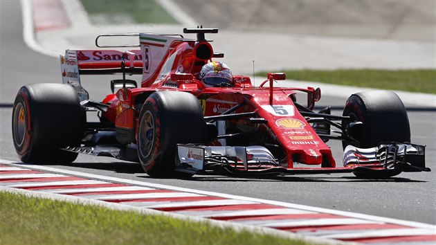 Nmeck jezdec Sebastian Vettel pi kvalifikaci na Velkou cenu Maarska.
