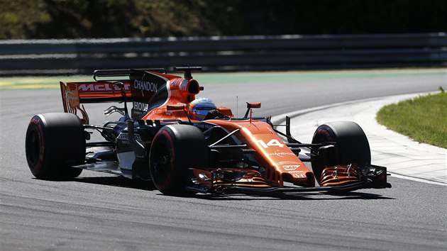 panlsk jezdec Fernando Alonso ze stje McLaren pi trninku na Velkou cenu Maarska.