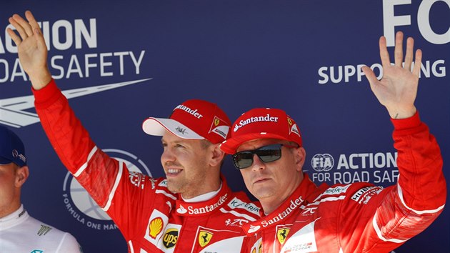 Vtzov kvalifikace na Velkou cenu Maarska a tmov parci Sebastian Vettel (vlevo) a Kimi Rikknen z Ferrari.