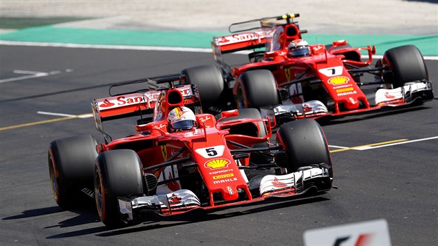 Jezdci stje Ferrari Sebastian Vettel (vlevo) a Kimi Rikknen pi trninku na Velkou cenu Maarska.