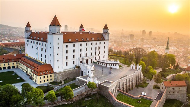 Bratislavsk hrad je po prvu hlavn dominantou.
