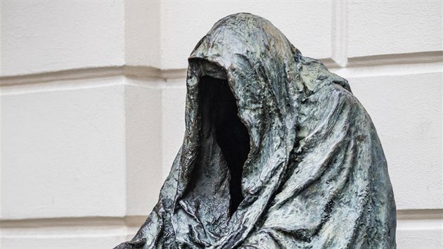 Od roku 2000 stoj u Stavovskho divadla socha nazvan Pl᚝ svdom sochaky Anny Chromy. Dlu se tak k Pieta. Rodaka z eskho Krumlova ije v zahrani a stejn przdn pl᚝ je tak v Salcbursk katedrle i v Nrodnm archeologickm muzeu v Atnch.