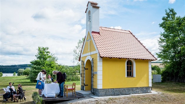 Rodci z Jaroslavic postavili na pravm behu Vltavy repliku nvesn kaple. Obec zatopila Hnvkovick pehrada.