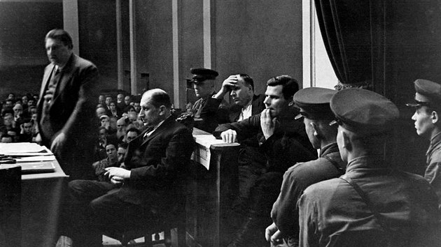 Jeden z moskevskch proces v kvtnu 1936. Bhem Velk istky byla na popud Stalina obalovna vtina zaslouilch starch bolevik.