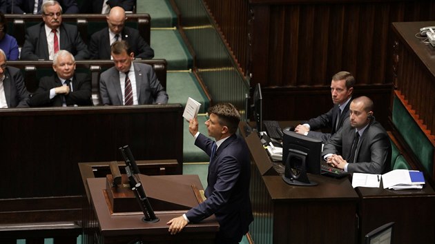 Pedseda polsk strany Modern Ryszard Petru ostatnm poslancm ped hlasovnm o reorganizaci nejvyho soudu pinesl knihu Timothyho Snydera Tyranie. (20. ervence 2017)