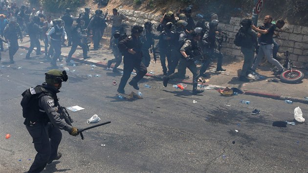 V Jeruzalm vypukly stety mezi palestinskmi muslimy a izraelskou polici. (21. ervence 2017)